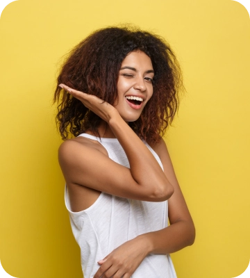 Image femme sur fond jaune